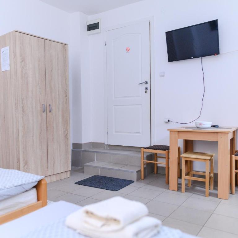 Vila Misljenovic, u centru Sokobanje, na pesackoj zoni - Studio - 5
