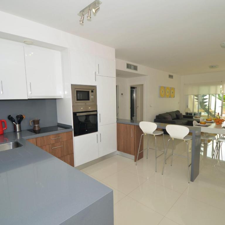 Penthouse Punta prima Torrevieja - Two-Bedroom Apartment with Balcony - 2