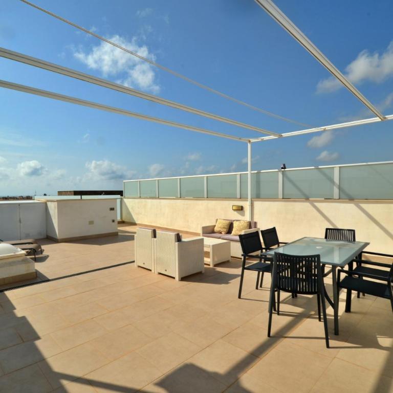 Penthouse Punta prima Torrevieja - Two-Bedroom Apartment with Balcony - 20