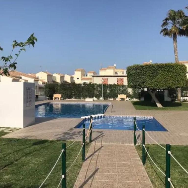 Bungalow en la Playa con Terraza Soleada, Jacuzzi, Solarium, Piscina comunitaria - Apartment mit 2 Schlafzimmern - 57