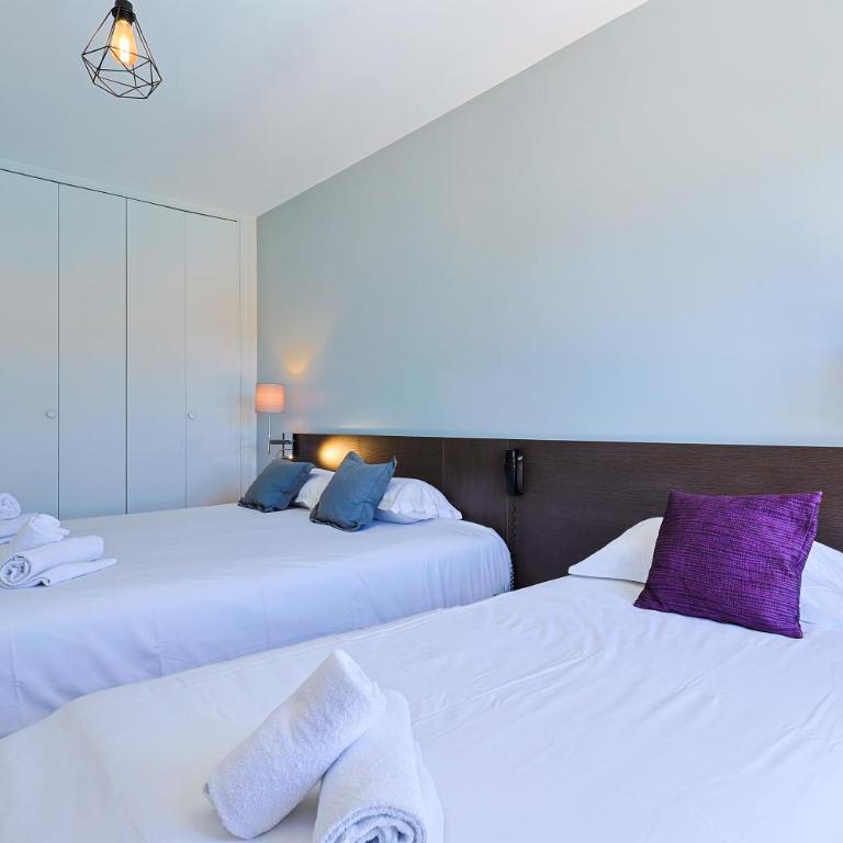Logis Hotel Perla Riviera & Restaurant - Chambre Triple - Vue sur la Piscine - 1