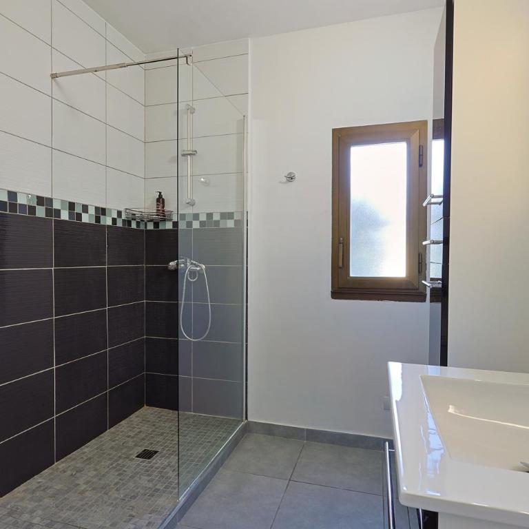 Logis Hotel Perla Riviera & Restaurant - Quadruple Room with pool view - 3