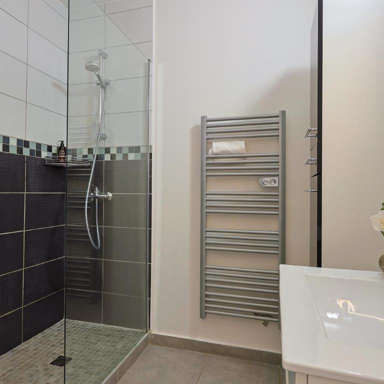 Logis Hotel Perla Riviera & Restaurant - Chambre Triple - Vue sur la Piscine - 4