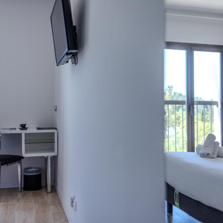 Logis Hotel Perla Riviera & Restaurant - Chambre Double Supérieure - Vue sur Piscine - 6