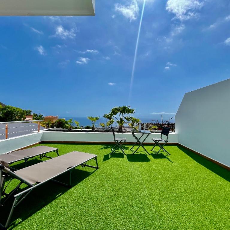 Villa Amorio a spacious modern getaway with a private heated pool & Sea Views - Villa - 14