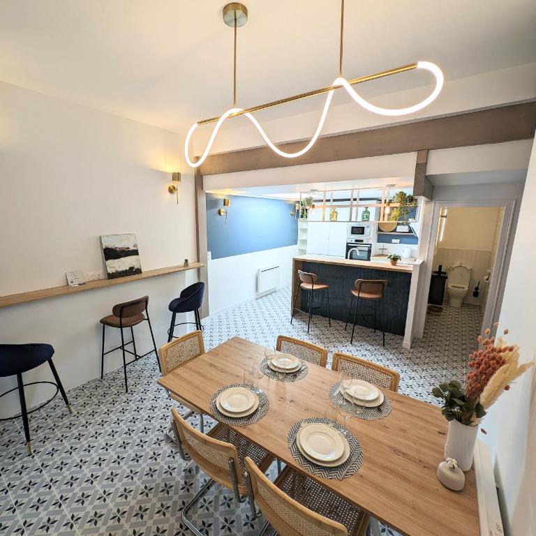 Elégante maison amiénoise - proche gare, home-cinéma, 3 chambres doubles, 1 chambre familiale avec jacuzzi privatif - La Maison Des Petits Sablon - Chambre Familiale - 26