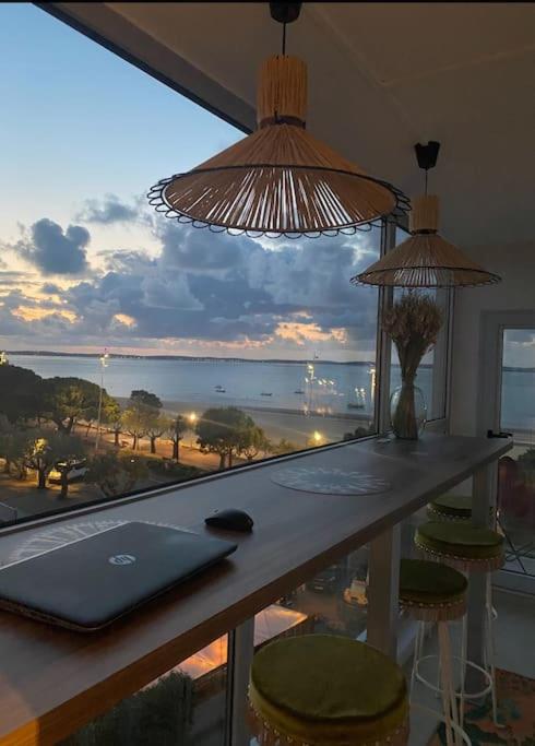 Appartement Claire front de mer superbe vue Bassin - Two-Bedroom Apartment - 11
