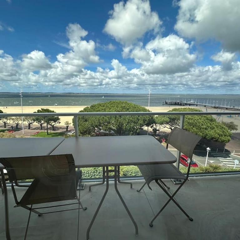 Appartement Claire front de mer superbe vue Bassin - Two-Bedroom Apartment - 15