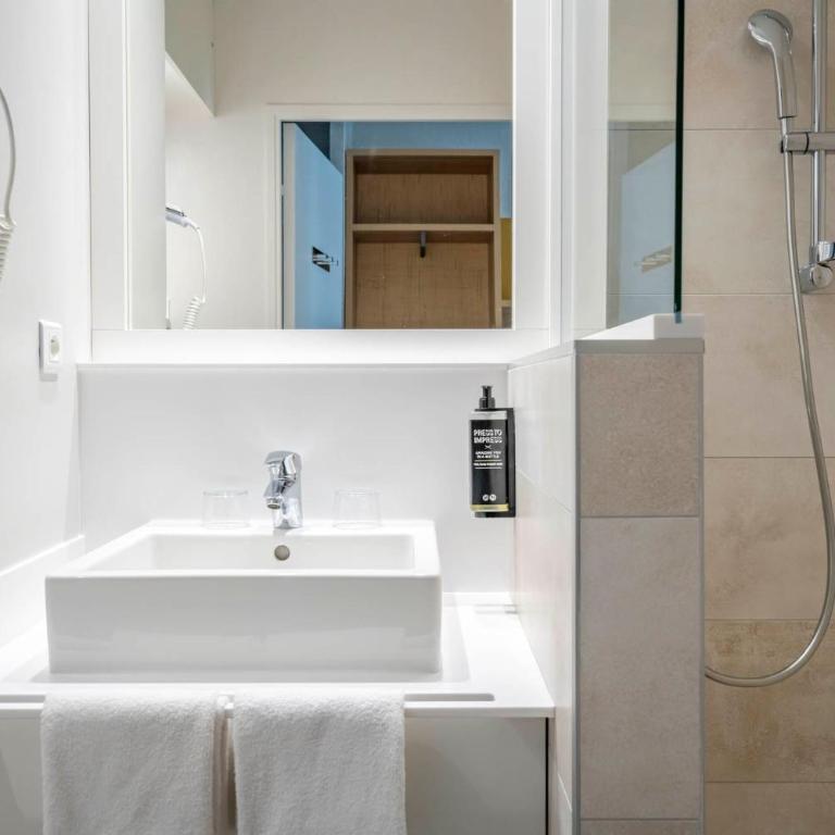 ibis Styles Biarritz Plage - Chambre Familiale avec Terrasse - Vue sur Mer - 7