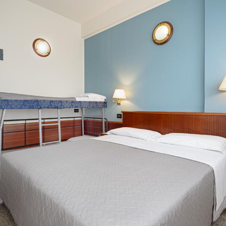 Hotel Avana Fronte Mare - Camera Quadrupla con Balcone - 11
