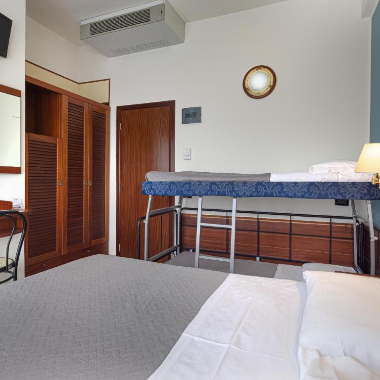 Hotel Avana Fronte Mare - Quadruple Room with Balcony - 3