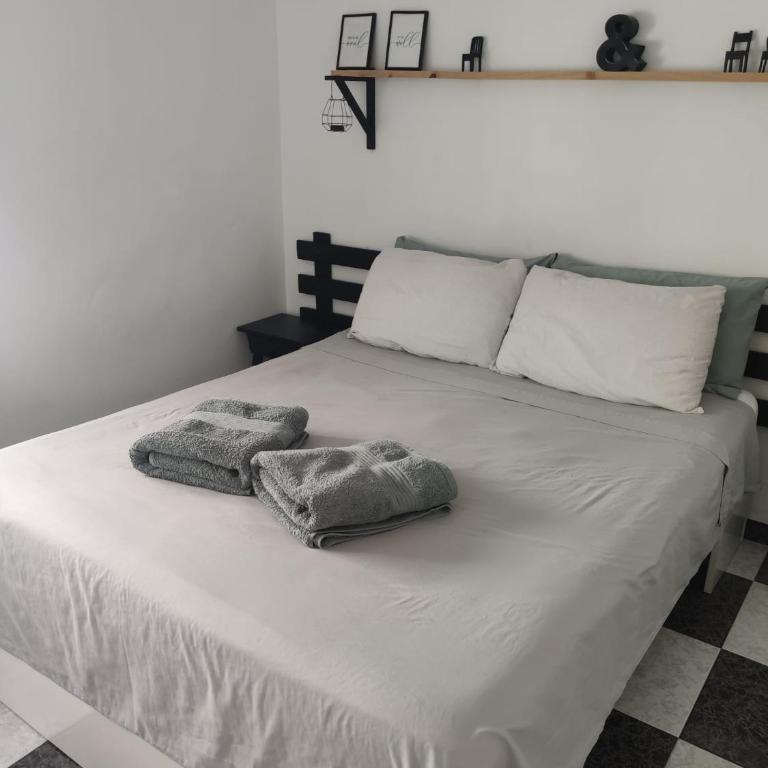 Habitación 2 en tercera planta sin ascensor no és un piso entero! A compartir Baño y cocina! - Habitación Doble Estándar con ventilador - 1