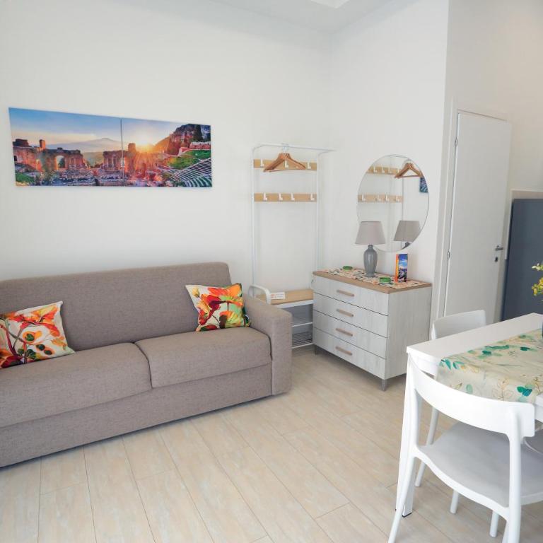 THEOS Holidays Apartments - One-Bedroom Apartment with Balcony - 9