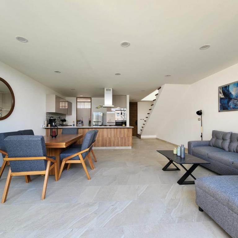 Casa de Lujo con Jacuzzi - Three-Bedroom House - 1