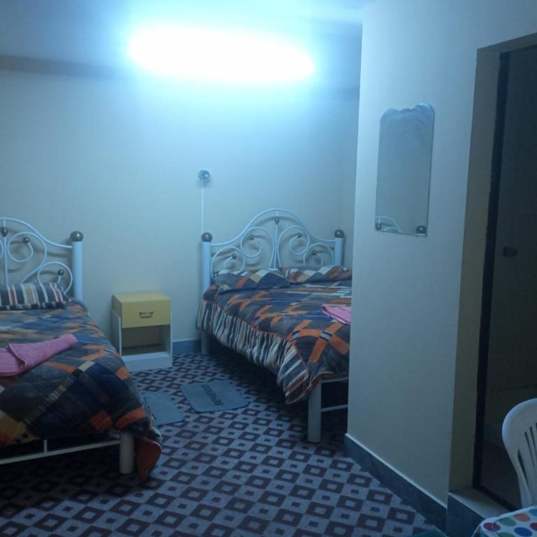 Hostal La Realeza - Habitación Doble con baño privado - 2 camas - 4