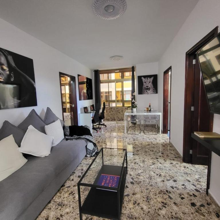 Affordable holiday accommodation for large families and groups at Las Canteras beach with 3 Bedrooms and Free Parking - Apartamento de 3 dormitorios - 3