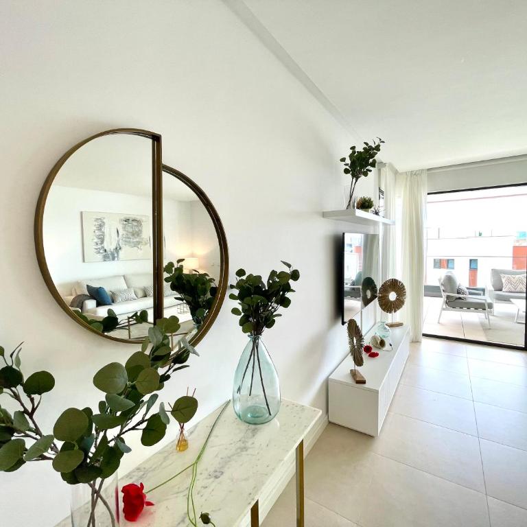 Magnificient 3 Bedroom Apartment by the Beach - Three-Bedroom Apartment - 8