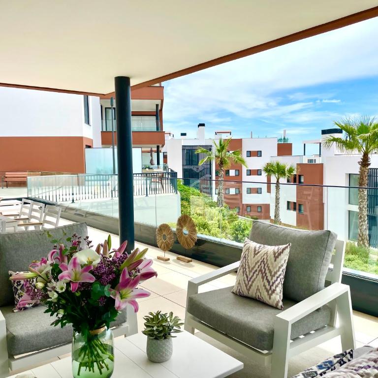 Magnificient 3 Bedroom Apartment by the Beach - Three-Bedroom Apartment - 16