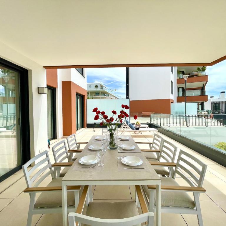 Magnificient 3 Bedroom Apartment by the Beach - Three-Bedroom Apartment - 18