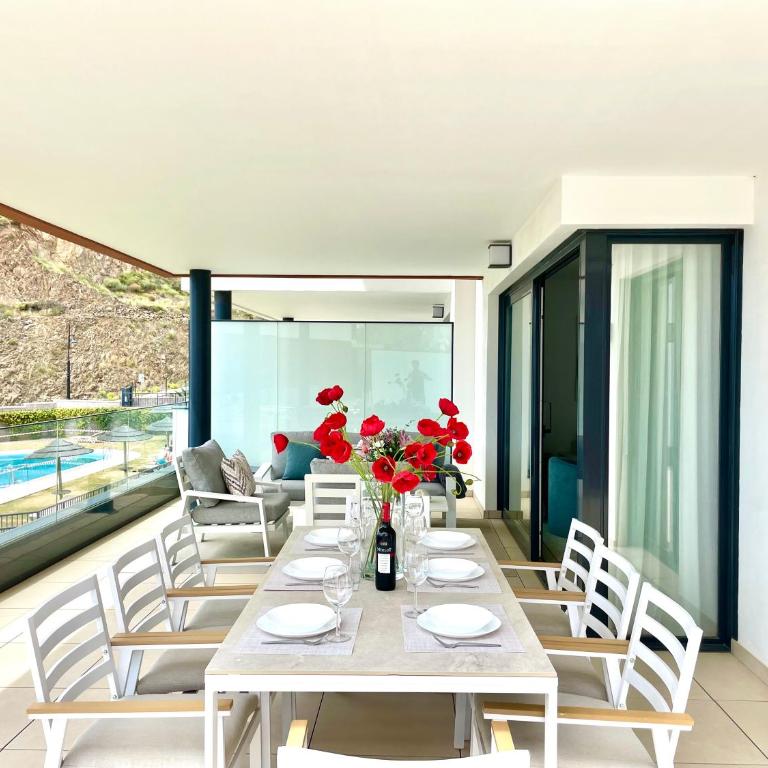 Magnificient 3 Bedroom Apartment by the Beach - Three-Bedroom Apartment - 20