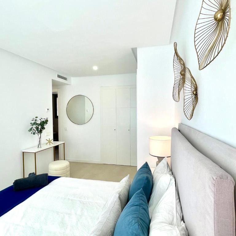 Magnificient 3 Bedroom Apartment by the Beach - Three-Bedroom Apartment - 24