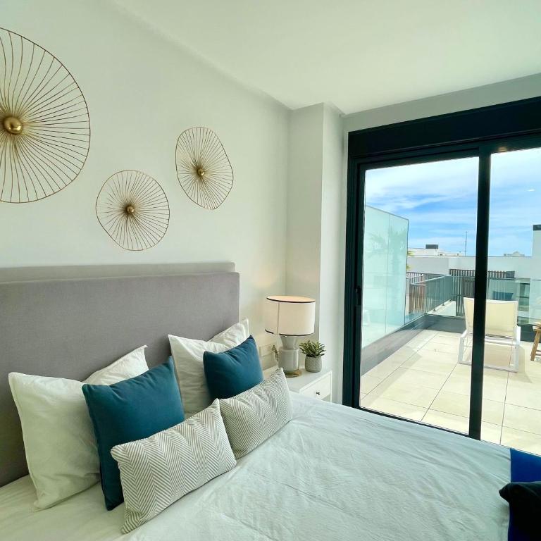 Magnificient 3 Bedroom Apartment by the Beach - Three-Bedroom Apartment - 25