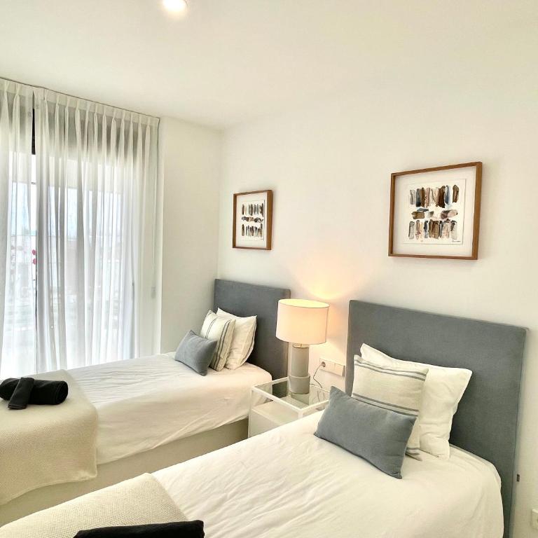 Magnificient 3 Bedroom Apartment by the Beach - Three-Bedroom Apartment - 26