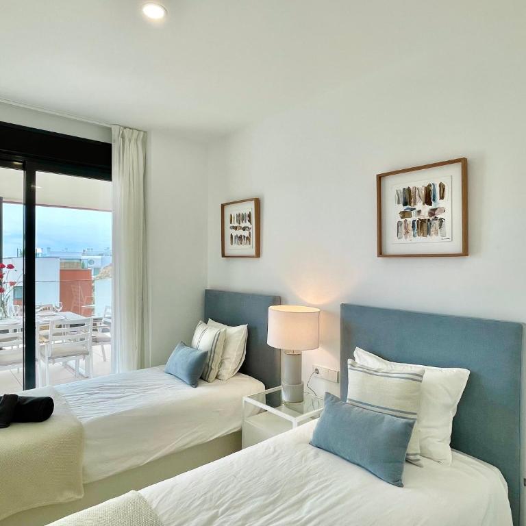 Magnificient 3 Bedroom Apartment by the Beach - Three-Bedroom Apartment - 28