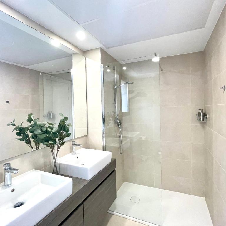 Magnificient 3 Bedroom Apartment by the Beach - Three-Bedroom Apartment - 30