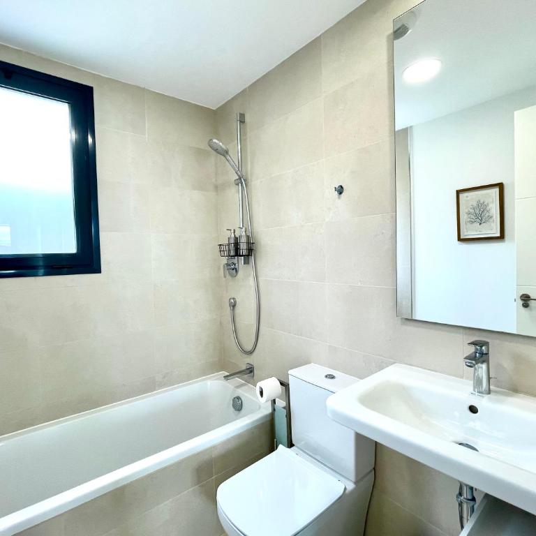 Magnificient 3 Bedroom Apartment by the Beach - Three-Bedroom Apartment - 31