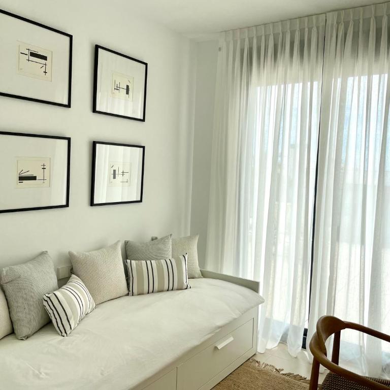Magnificient 3 Bedroom Apartment by the Beach - Three-Bedroom Apartment - 33
