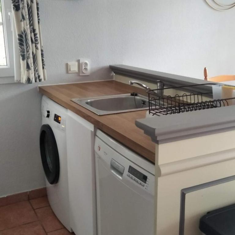 Maison les pieds dans l'eau, piscine et plage à pieds - Three-Bedroom House - 7