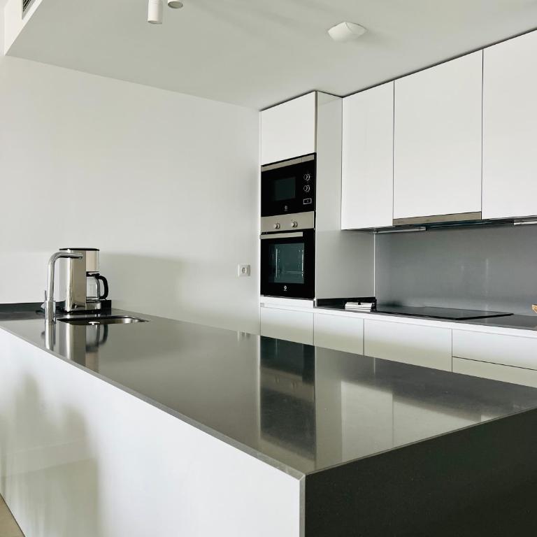 Logement moderne et cosy avec piscine, jacuzzi, salle de sport et billard - Two-Bedroom Apartment with Terrace and Sea View - 12