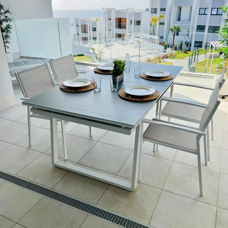 Logement moderne et cosy avec piscine, jacuzzi, salle de sport et billard - Two-Bedroom Apartment with Terrace and Sea View - 5
