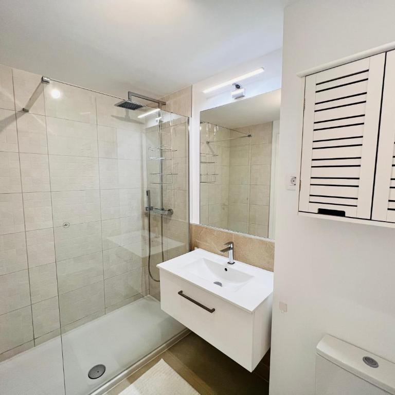 Logement moderne et cosy avec piscine, jacuzzi, salle de sport et billard - Two-Bedroom Apartment with Terrace and Sea View - 26