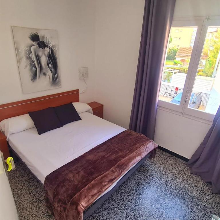 Apartament Santa Margarida - Three-Bedroom Apartment - 15