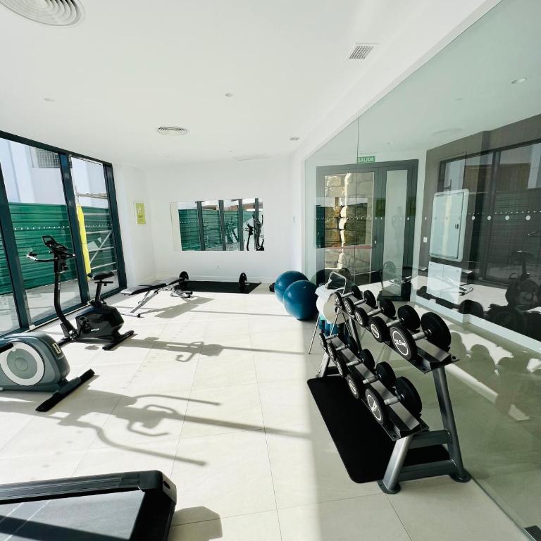 Logement moderne et cosy avec piscine, jacuzzi, salle de sport et billard - Two-Bedroom Apartment with Terrace and Sea View - 32