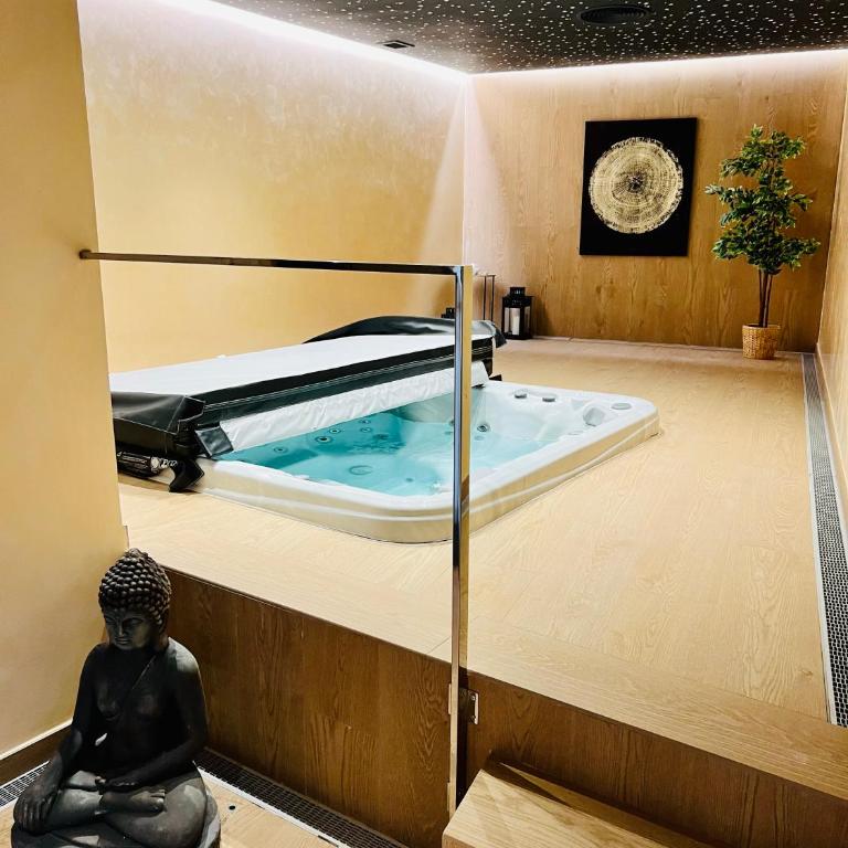 Logement moderne et cosy avec piscine, jacuzzi, salle de sport et billard - Two-Bedroom Apartment with Terrace and Sea View - 34