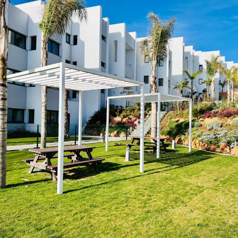 Logement moderne et cosy avec piscine, jacuzzi, salle de sport et billard - Two-Bedroom Apartment with Terrace and Sea View - 42