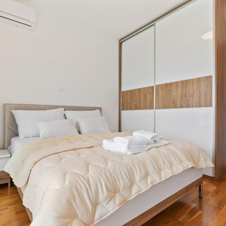 ID LUX APARTMENTS - One-Bedroom Apartment - 12