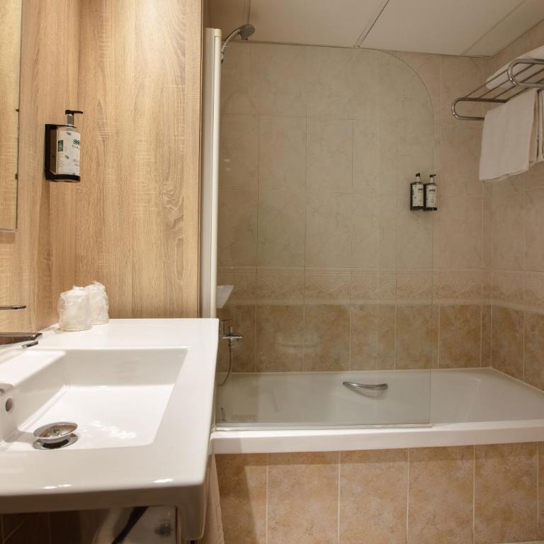 Ponient Dorada Palace by PortAventura World - Available rates with tickets to PortAventura Park & Ferrari Land - Habitación Estándar con vistas a la piscina (1 adulto) - 2
