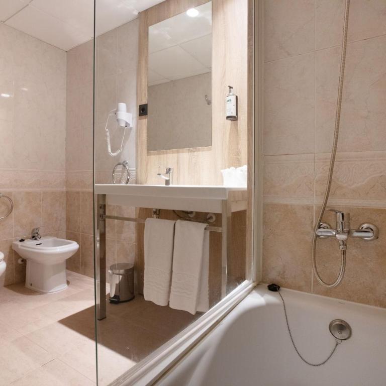 Ponient Dorada Palace by PortAventura World - Available rates with tickets to PortAventura Park & Ferrari Land - Habitación Estándar con vistas a la piscina (1 adulto) - 1