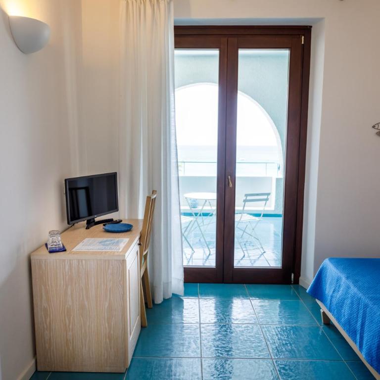 Villa Tre Mari - Camera Matrimoniale con Vista Mare - 2
