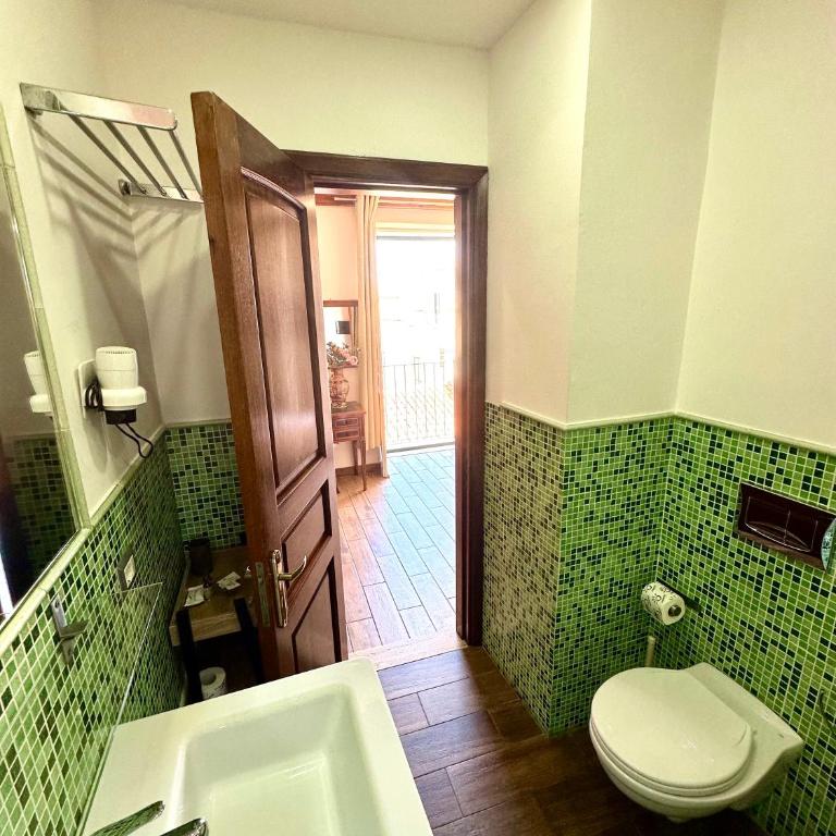 LoryLu - Deluxe Double or Twin Room - 9