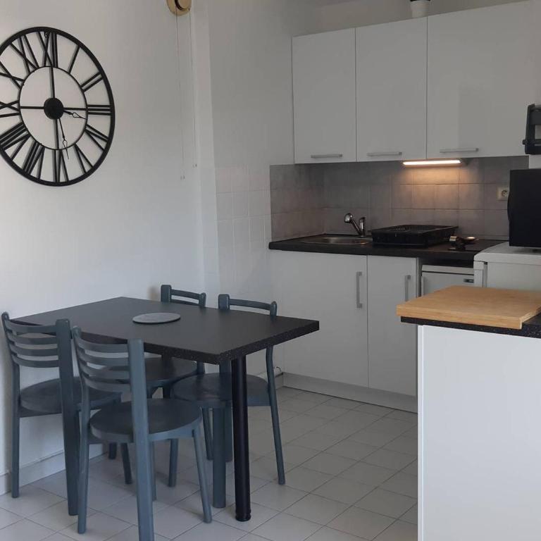 2 Pièces avec Piscine, Proche Plage et Commerces, Quartier Calme avec Parking Privé - FR-1-328-145 - Apartment - 6
