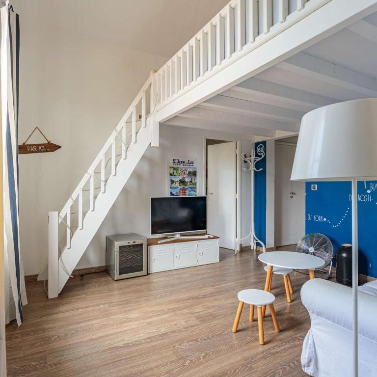 Charmant appartement 1 chambre avec mezzanine à 800m de la plage et près des commerces, Wi-Fi gratuit - FR-1-3-599 - Studio - 1