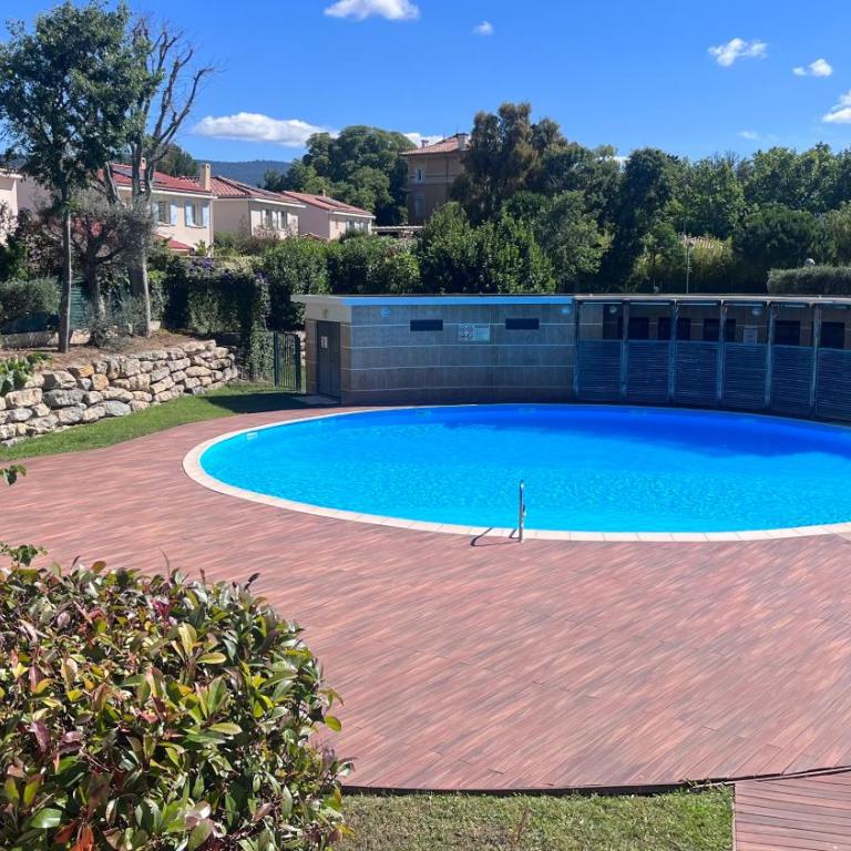 Appartement 2 chambres dans résidence avec piscine et parking - Two-Bedroom Apartment - 23