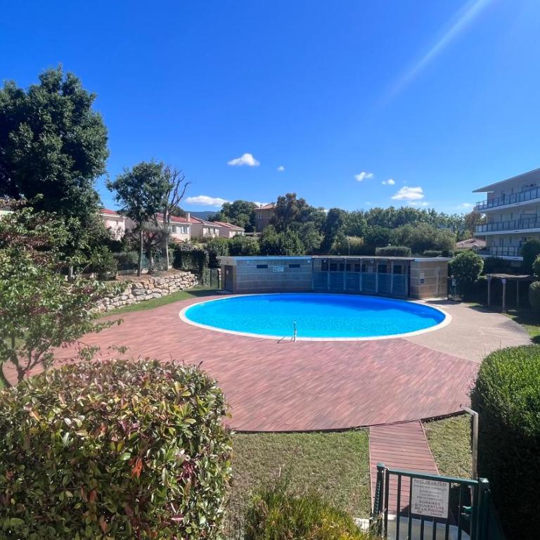 Appartement 2 chambres dans résidence avec piscine et parking - Two-Bedroom Apartment - 24