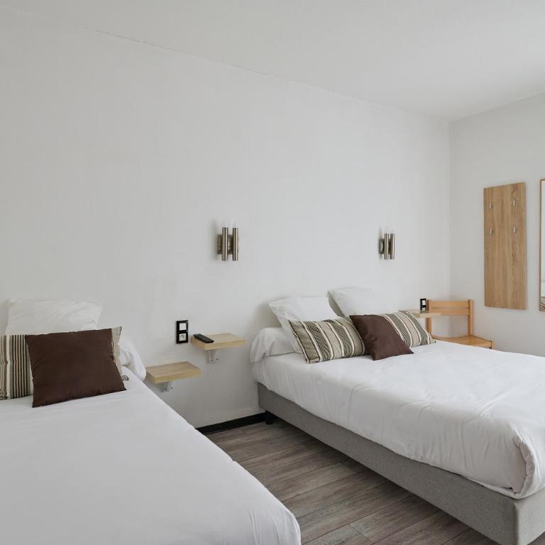 Hôtel Les Mimosas - Chambre Triple Confort - Côté Cour - 1