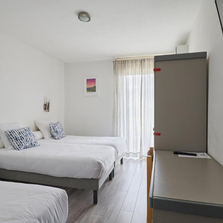 Hôtel Les Mimosas - Chambre Triple Confort avec 3 Lits Simples - Côté Cour - 1
